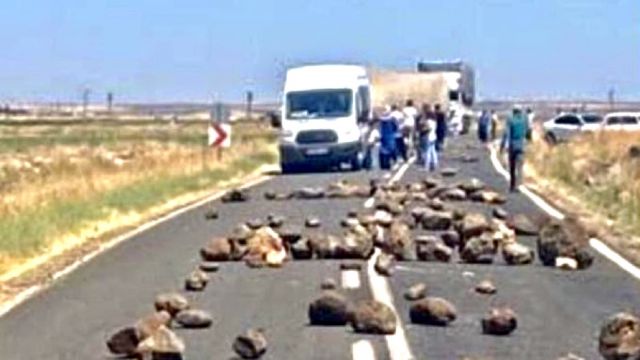 Urfa'da çiftçiler yine yol kapatarak eylem yaptı!