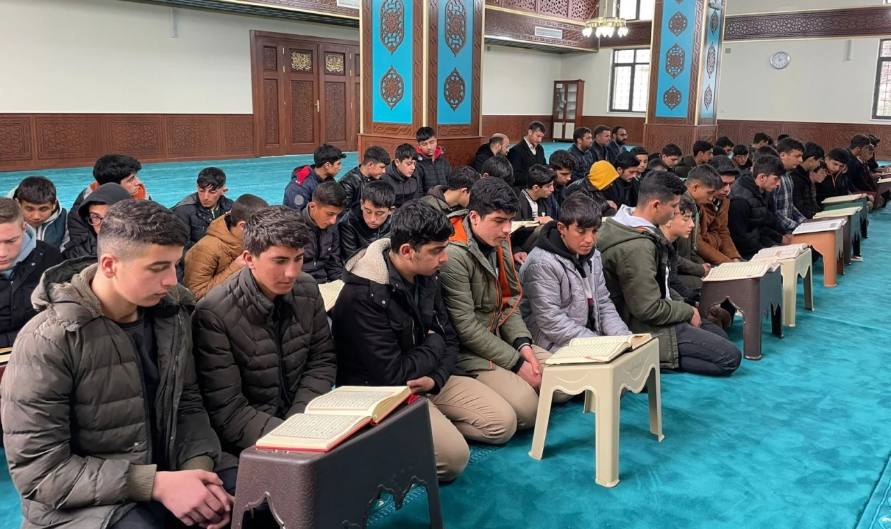 Gençlerin desteğiyle camii yeniden açıldı