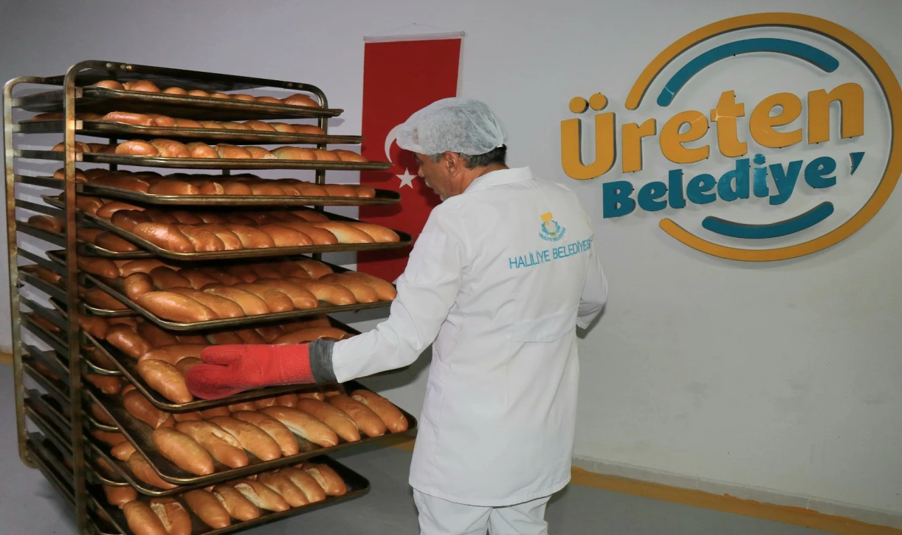 Haliliye Belediyesi'nden Sofralara Sıcak Ekmek Hizmeti Sürüyor