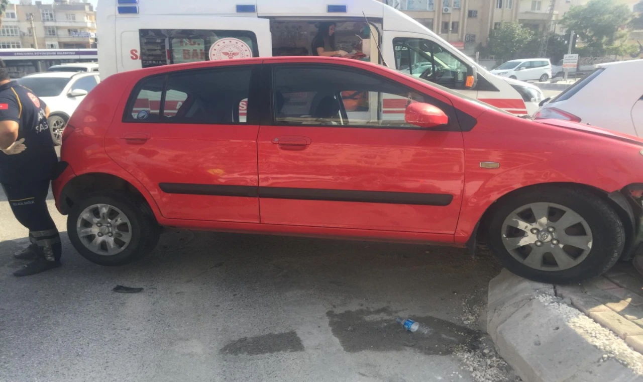 Haliliye'de iki otomobil çarpıştı! 2 yaralı