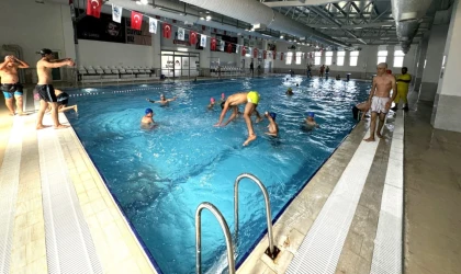 Eyyübiye'de sıcaktan bunalan gençler havuzda serinliyor