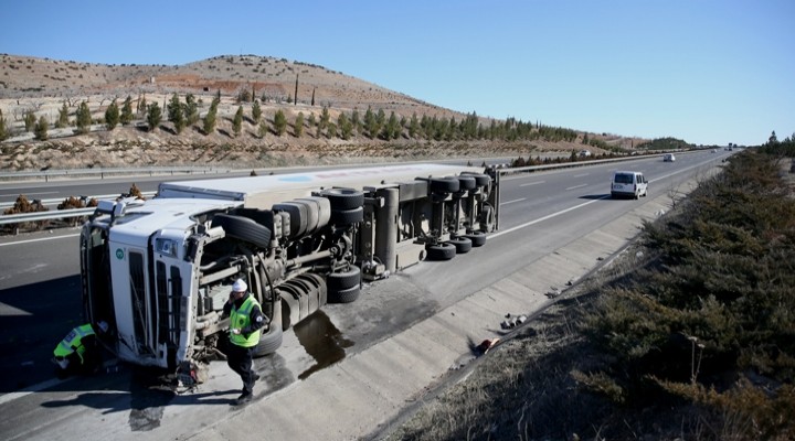 Şanlıurfa’ya gelen tır Nizip’te devrildi: 1 ölü, 3 yaralı