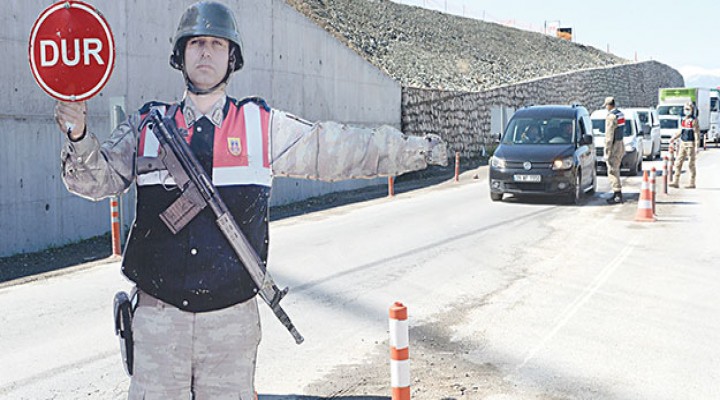 İzin belgesi olmadan sokağa çıkanlara ceza kesildi