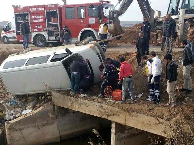 11 yaşındaki çocuğun kullandığı minibüs devrildi