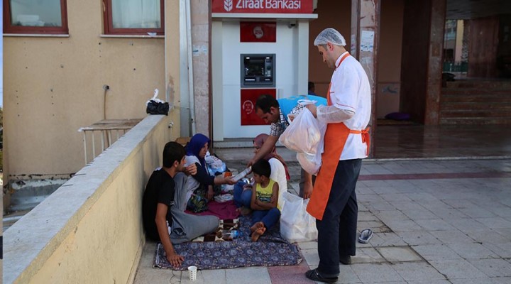 Hasta yakınlarına iftar yemeği ikramı