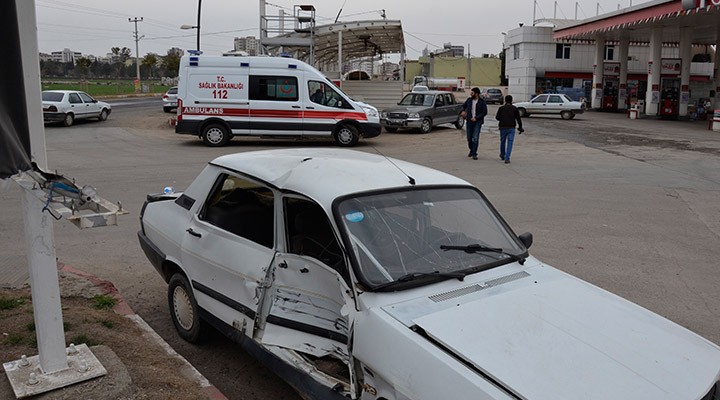 Ambulansla otomobil çarpıştı: 2 yaralı