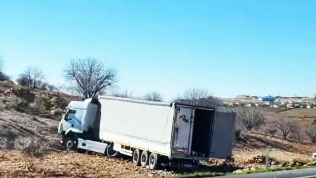 Ölüm Yolunda TIR Yoldan Çıktı !