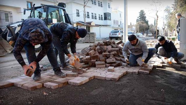 Siverek’te kaldırım yenileme çalışmaları sürüyor