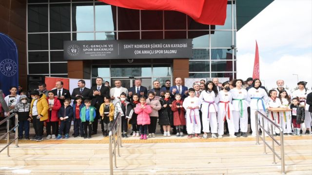 Şehit polisin ismi spor salonuna verildi