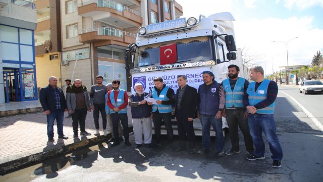 Urfa’dan İdlib’e insani yardım sürüyor