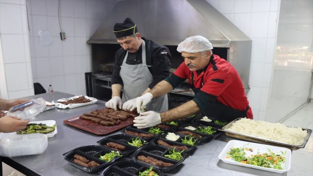 Günlük 6500 kişiye iftarlık dağıtılıyor