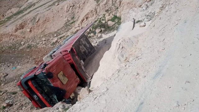 Urfa’da Mucur Taşıyan Kamyon Yoldan Çıktı