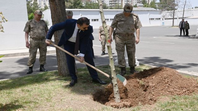 Vali Ayhan, Askerlerle Bir Araya Geldi