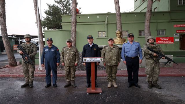 Bakan Akar, Süleyman Şah Türbesi'ni ziyaret etti