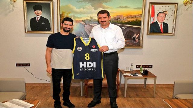 Fenerbahçe’de Oynayan Urfalı Sporcudan Vali Ayhan’a Ziyaret