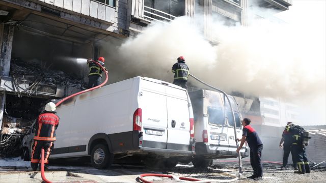 Urfa'daki Yangın Söndürüldü, Geride Enkaz Kaldı