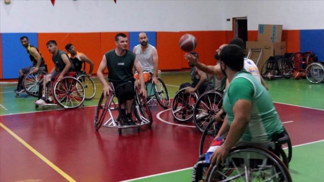 Urfalı engelli gençler, basketbol takımını sırtlıyor