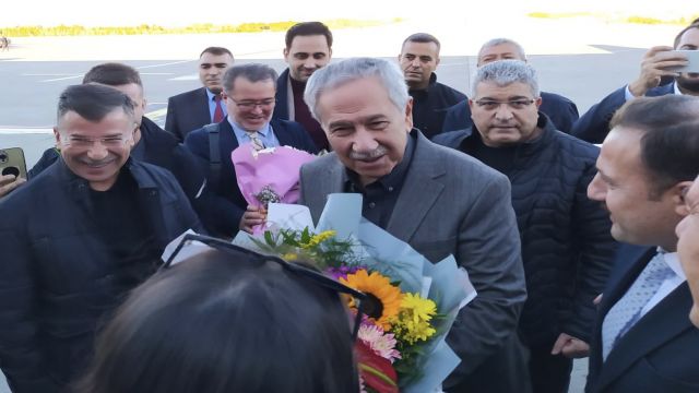 Bülent Arınç imza günü için Şanlıurfa'da.