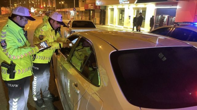 Şanlıurfa’da gece saatlerinde trafik denetimi ve uygulaması.