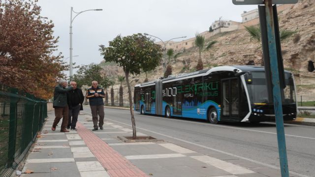 Troleybüs ilkez Urfa sokaklarında!