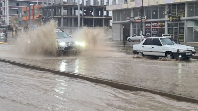 Urfa'da sağanak hayatı olumsuz etkiledi