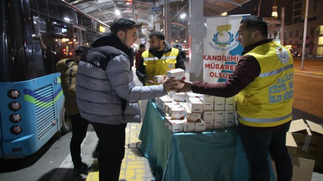 Şanlıurfa’da Kandil simiti dağıtıldı.