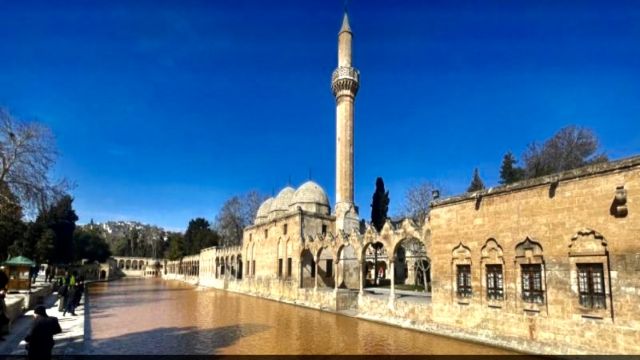 Şanlıurfa Balıklıgöl de depremden etkilendi