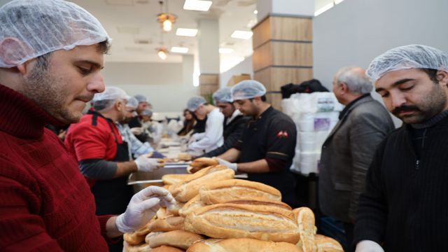 Şanlıurfa Halk ekmek depremzedelerin yetişti.