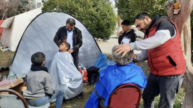 Şanlıurfa’da gönüllü berberler depremzedelere tıraş!