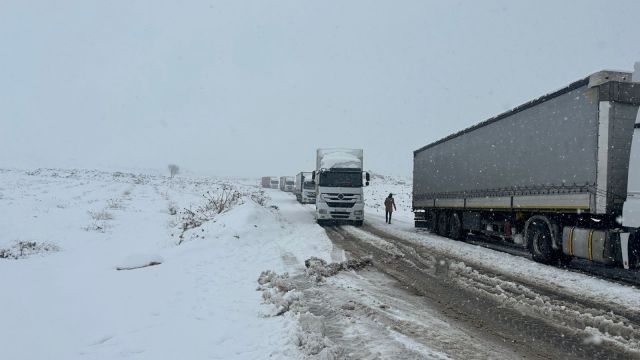 Şanlıurfa’da kar mesaisi gece devam etti…