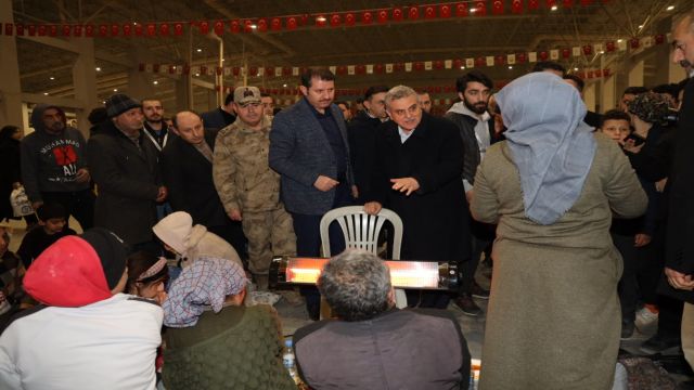 Urfa Vali Belediye Başkanı depremzedelere ziyaret