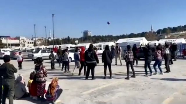 Urfa’da polis memurları depremzede çocuklarla top oynaması yürekleri ısıttı