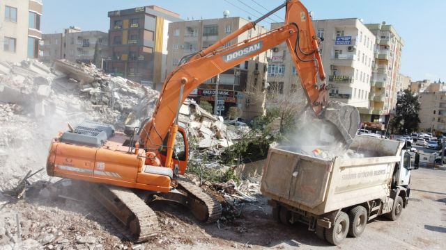 Urfa’da riskli yapıların yıkımına başlandı