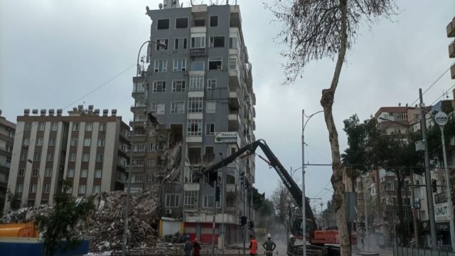 Urfa'da ağır hasarlı bina yıkılıyor