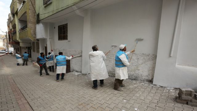 Eyyübiye'de selden etkilenen sokak ve evlerde boyama çalışmaları