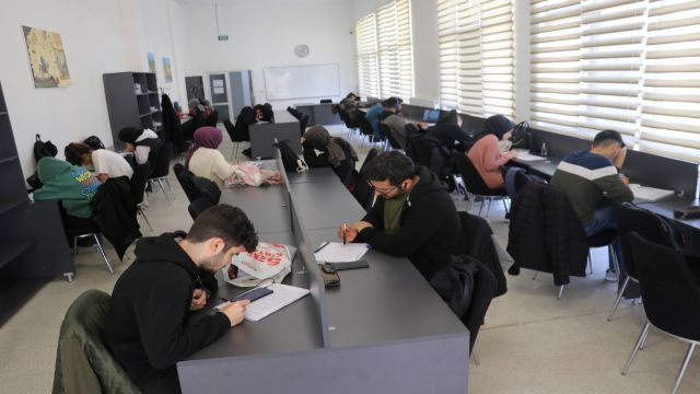 Karaköprü'de gençler sınavlara okuma evlerinde hazırlanıyor