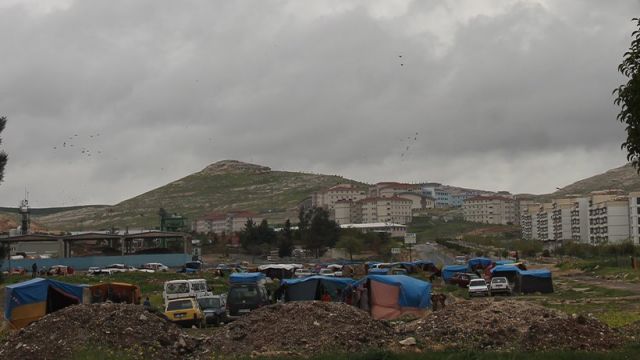 Urfa’da bez çadırda kalan aileler hem mağdurlar hem çekiniyorlar