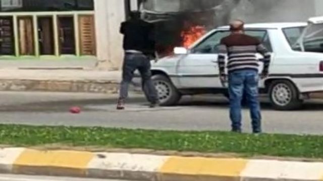 Urfa'da motor kısmından alev alan otomobil yandı