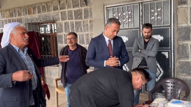 CHP’li Vekil yerinde tespit etti! Urfa’da sandık muhtarın evinin önüne kuruldu!