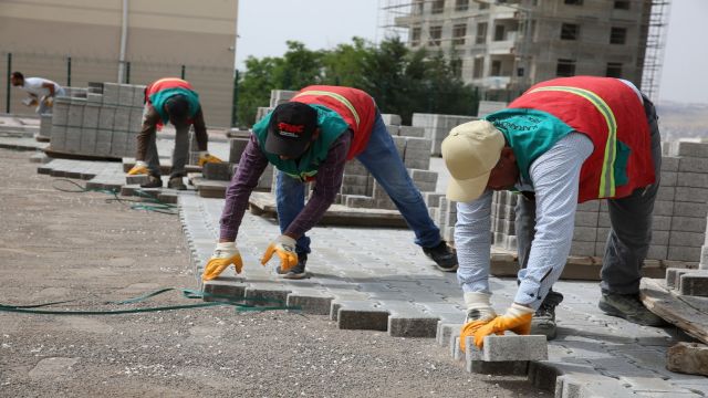 Karaköprü belediyesi Batıkent'te yeni yollar hizmete sunuyor