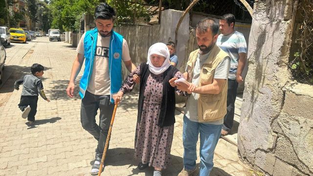 Şanlıurfa'da hastalar sağlıkçılar eşliğinde sandığa gidiyorlar!