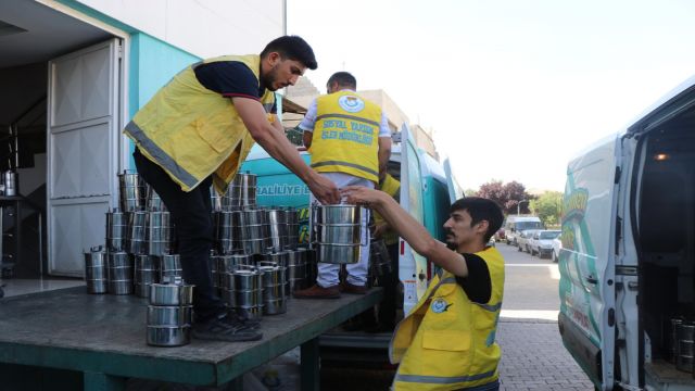 Şanlıurfa’da mağdurlara sıcak yemek!