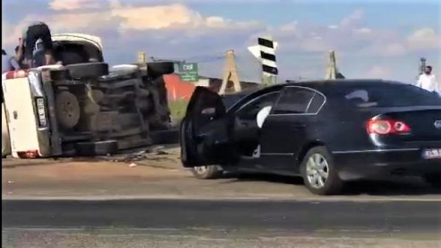 Şanlıurfa'daki kazada kamyonet yan yattı