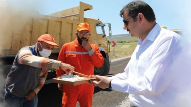 Urfa Valisi Ayhan işçilerin Bayramını kutladı