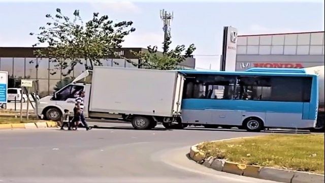 Urfa'da kamyonet ile şehir içi otobüsü çarpıştı!