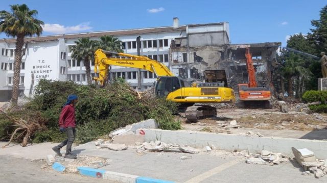 Birecik hükümet Konağı’nın yıkımına başlandı