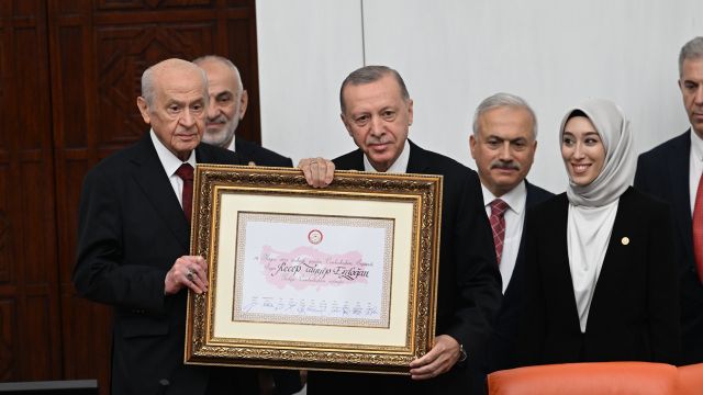 Cumhurbaşkanı Erdoğan, TBMM Genel Kurulu'nda mazbatasını alarak yemin etti.