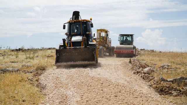 Şanlıurfa kırsalda yol çalışması.