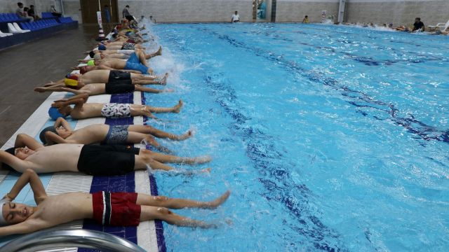 Şanlıurfa’da çocuklar yüzme öğreniyor!