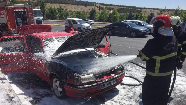 Şanlıurfa'da seyir halindeki otomobil alev aldı